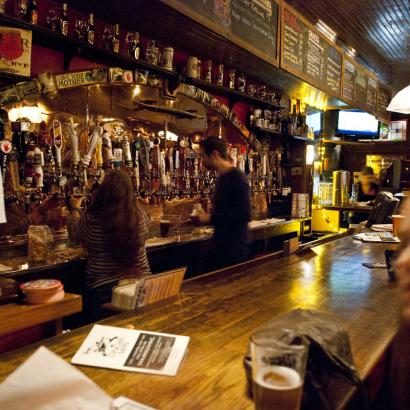 Female guide shows you the most trendy pubs in Stuttgart